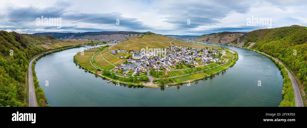 180 degree aerial Panorama view on Minheim. Beautiful town on the loop of romantic Moselle, Mosel river. Nearby Wintrich, Piesport,  Bernkastel-Kues. Stock Photo