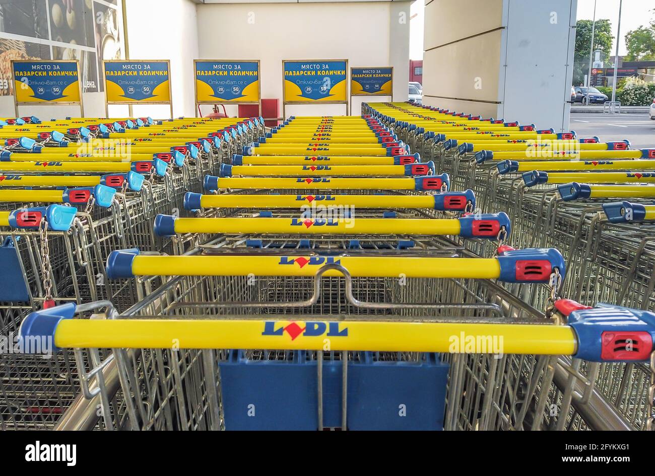 Lidl shopping trolly hi-res stock photography and images - Alamy