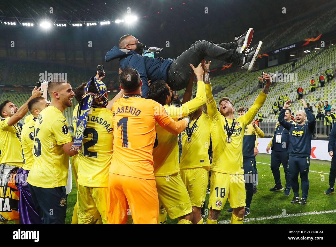 pix Santi Cazorla Europa League https www alamy com gdansk poland 26th may 2021 villarreal team group footballsoccer villarreal team group raises former team mate santi cazorla in the air after winning uefa europa league final match between villarreal cf 1 11 10 1 manchester united fc at the arena gdansk in gdansk poland credit mutsu kawamoriafloalamy live news image430082484 html