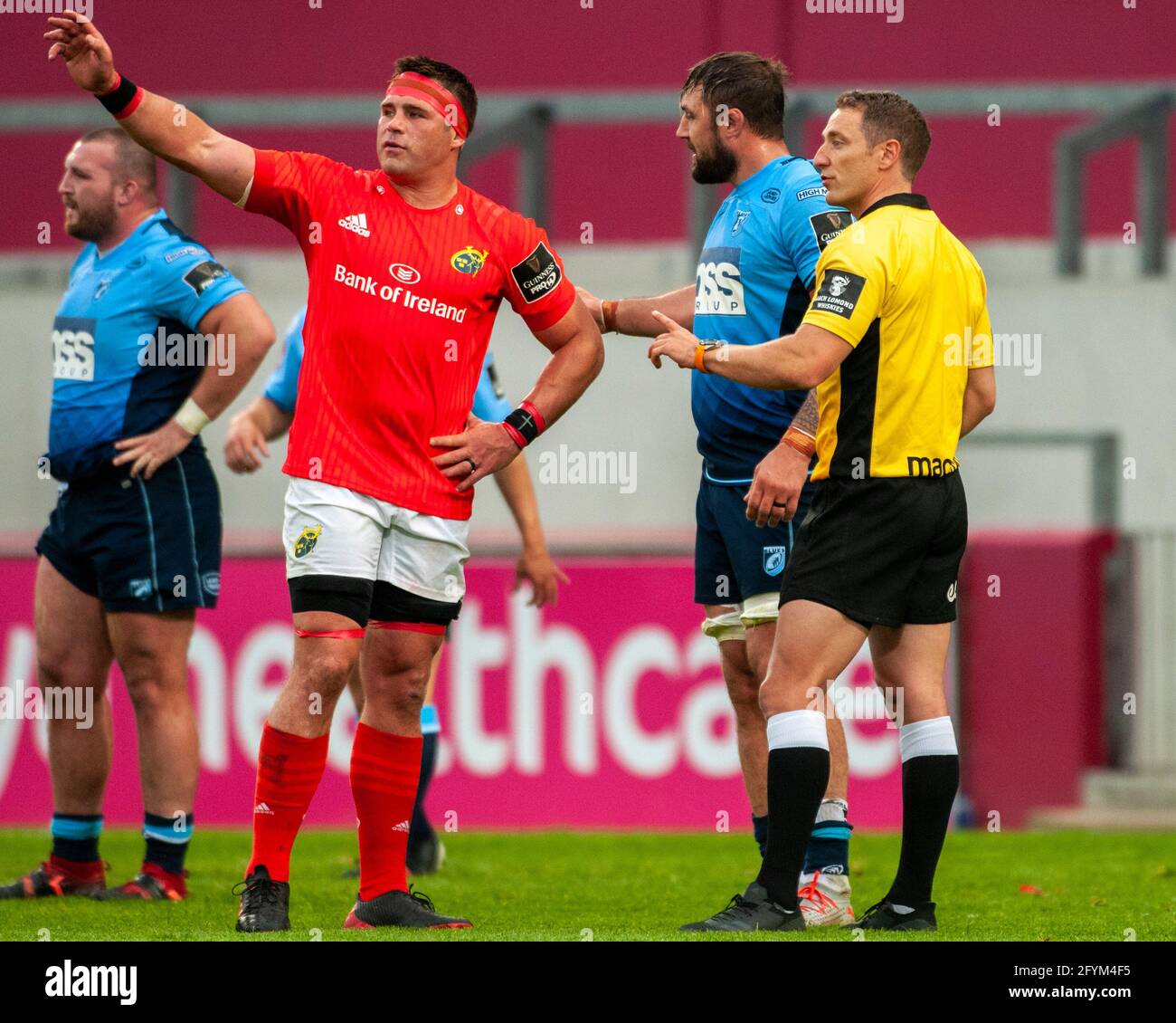 Limerick, Ireland. 28th May, 2021. Referee Mike ADAMSON talks to CJ STANDER of Munster and Josh TURNBULL of Cardiff during the Guinness PRO14 Rainbow Cup Round 4 match between Munster Rugby and Cardiff Blues at Thomond Park in Limerick, Ireland on May 28, 2021 (Photo by Andrew SURMA/SIPA USA) Credit: Sipa USA/Alamy Live News Stock Photo