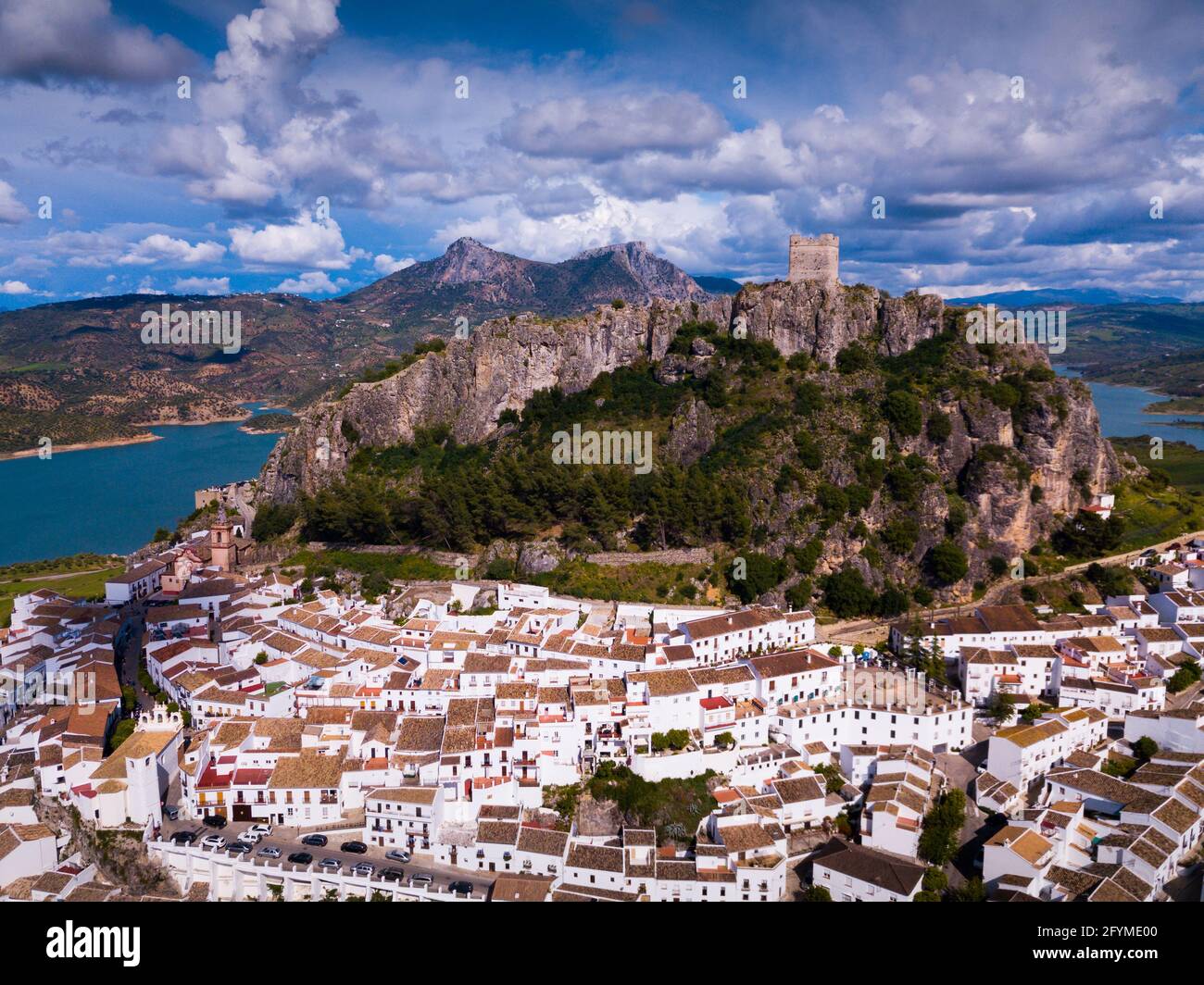 Picturesque scene of whitewashed village Zahara de la Sierra and ...