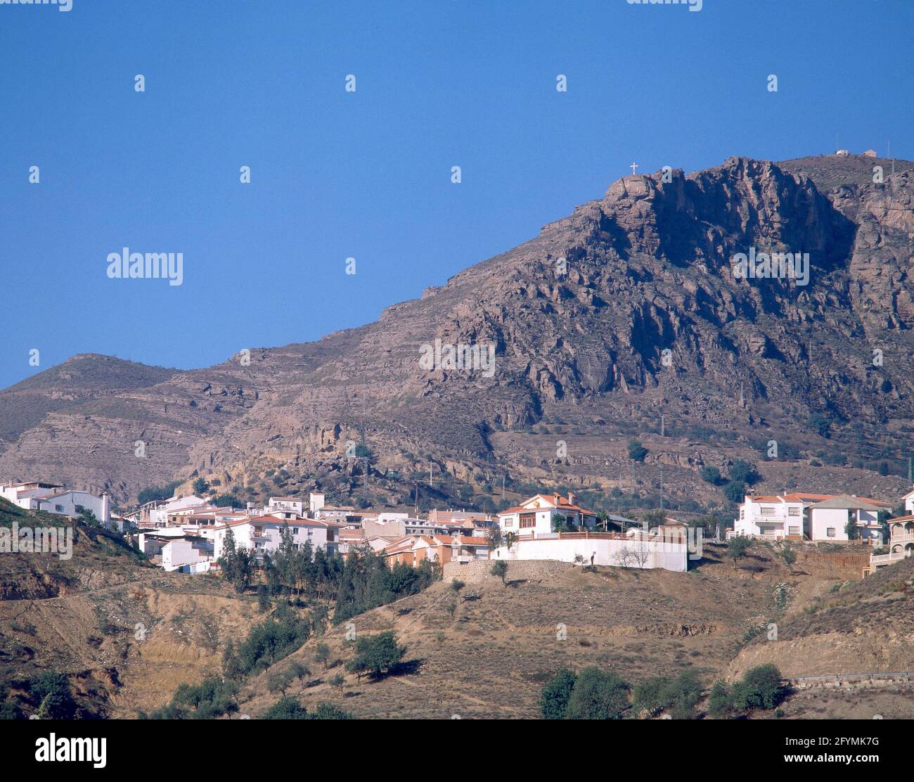 VISTA PARCIAL DEL PUEBLO AL PIE DE LA MONTAÑA. Location: EXTERIOR. ALORA. Malaga. SPAIN. Stock Photo