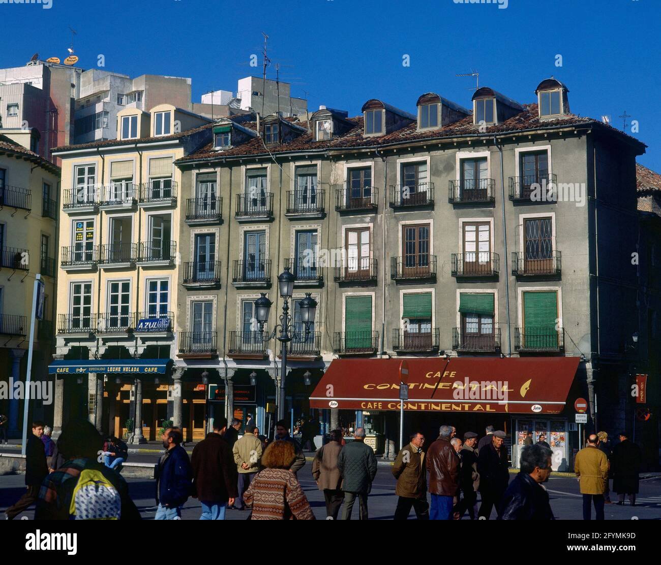 Plaza con cafe hi-res stock photography and images - Alamy