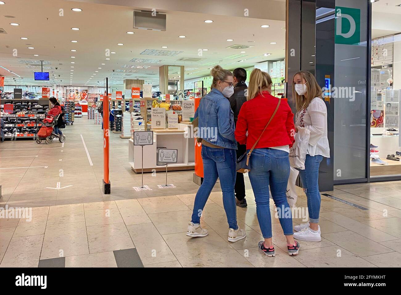 Cater tilbage udstilling Munich, Deutschland. 29th May, 2021. Topic picture: retail, shopping,  shopping Click and Meet without test but with registration in Munich,  appointment shopping, private shopping, shop and go. Young customers,  teenagers stand in