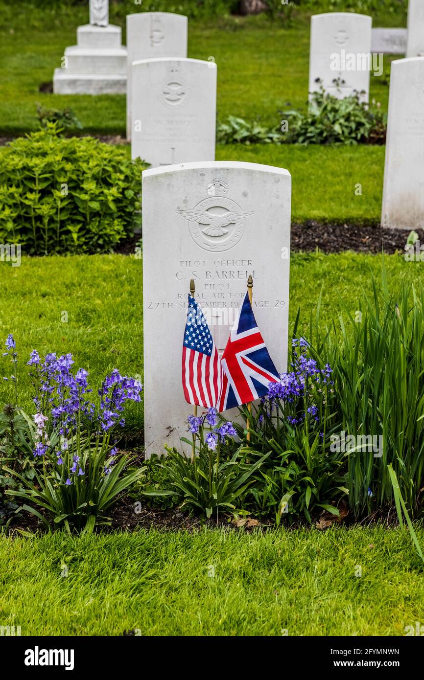 The graves of citizens of the USA who died whilst serving in the RAF during the Second World War and who are buried in the RAF section of the CWGC Military Cemetery at Brookwood in Surrey are decorated with the Union Jack and the Stars and Stripes in preparation for the Memorial Day ceremony to be held on Sunday 30th May 2021 Stock Photo