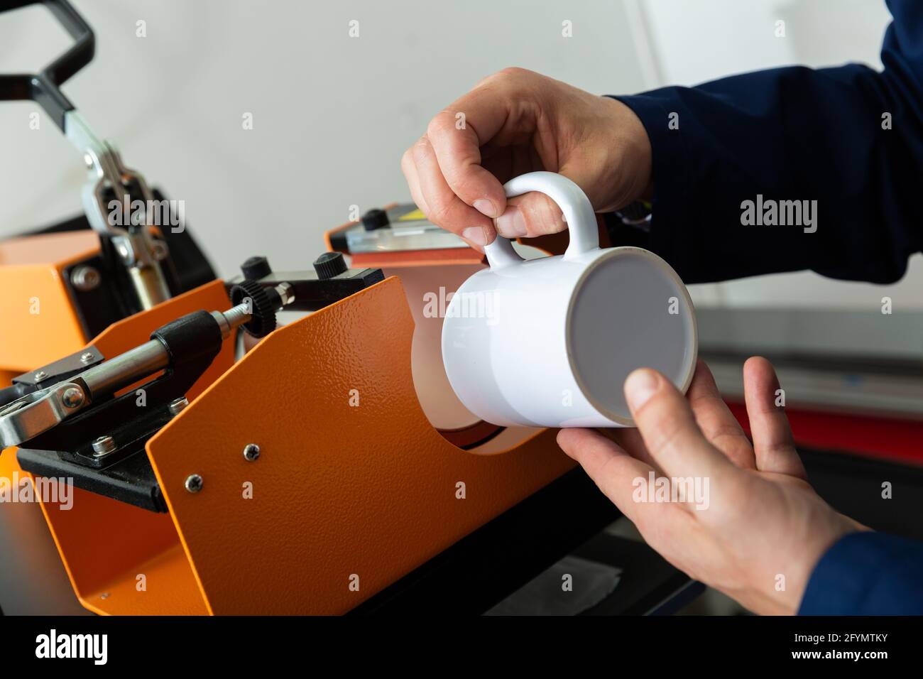 Ceramic mug drawing machine Stock Photo - Alamy
