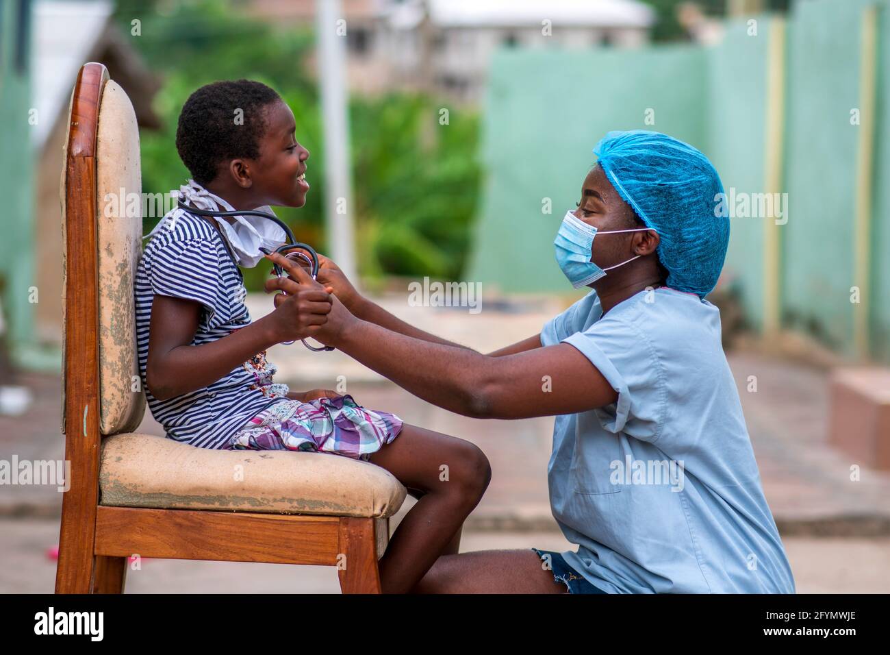 Africa doctor examining child hi-res stock photography and images - Alamy
