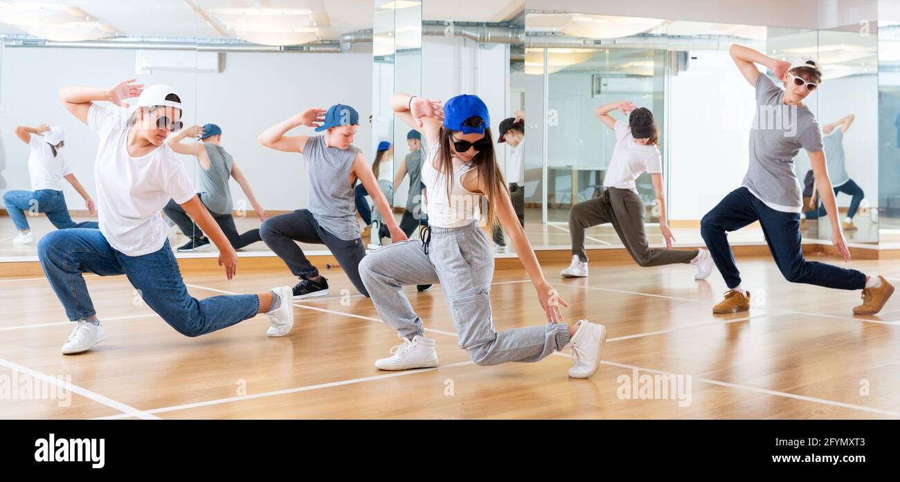 Positive teenage girls and boys training hip hop in dance studio, dance  classes for teens Stock Photo - Alamy