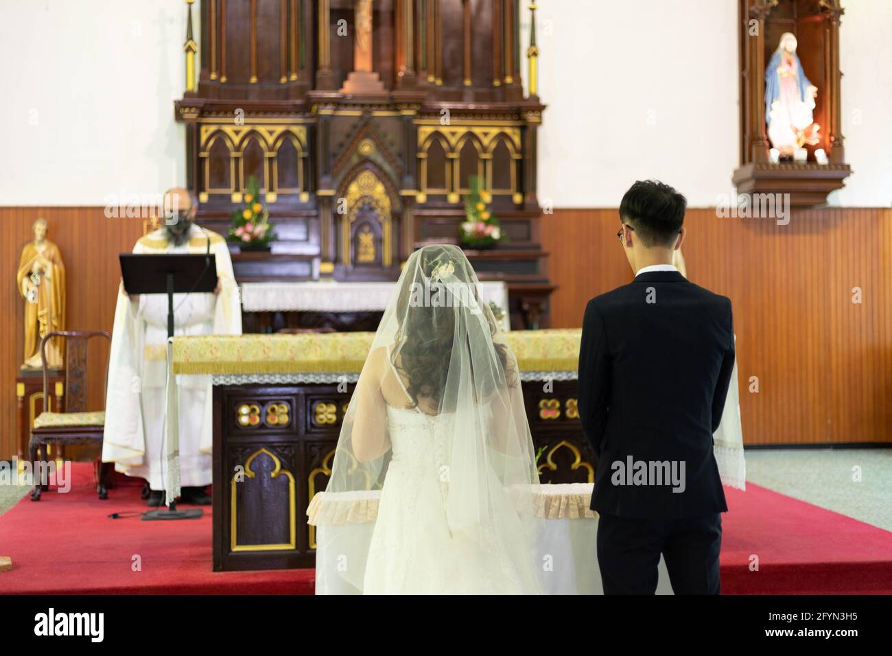 Bride groom priest altar hi-res stock photography and images - Alamy