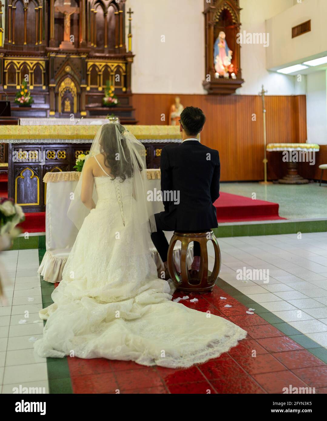 Altar church bride groom hi-res stock photography and images - Alamy