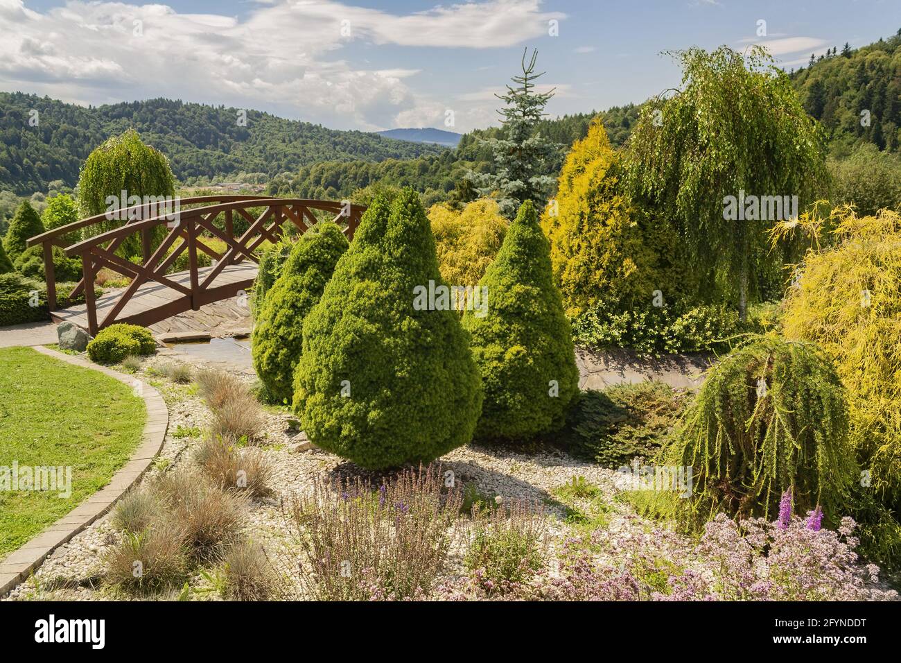 Green park under bridge hi-res stock photography and images - Alamy