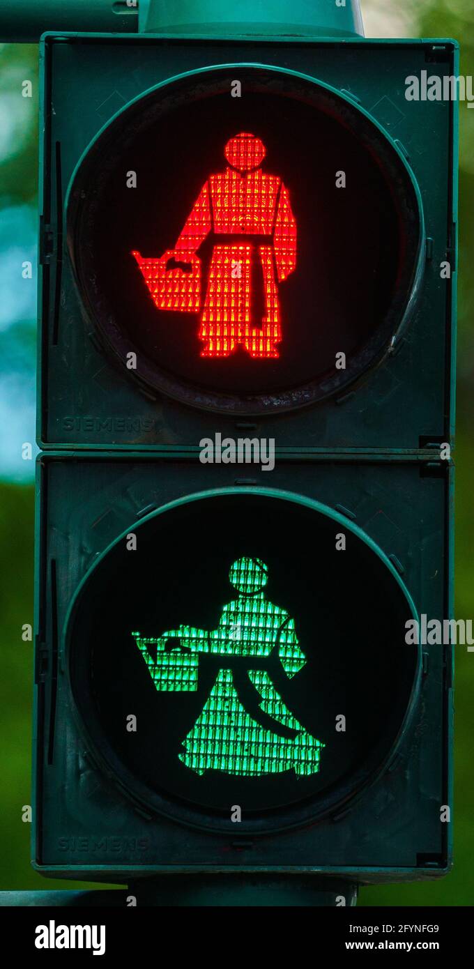 Bad Nauheim, Germany. 29th May, 2021. The traffic light shows the silhouette of a walking and a standing Father Kneipp. On the 200th birthday of Father Sebastian Kneipp, the founder of the natural healing theory named after him, the spa town officially inaugurates a pedestrian traffic light. (Due to the so-called afterglow effect, both the green and the red traffic light man can be seen for a short time). Credit: Andreas Arnold/dpa /dpa/Alamy Live News Stock Photo