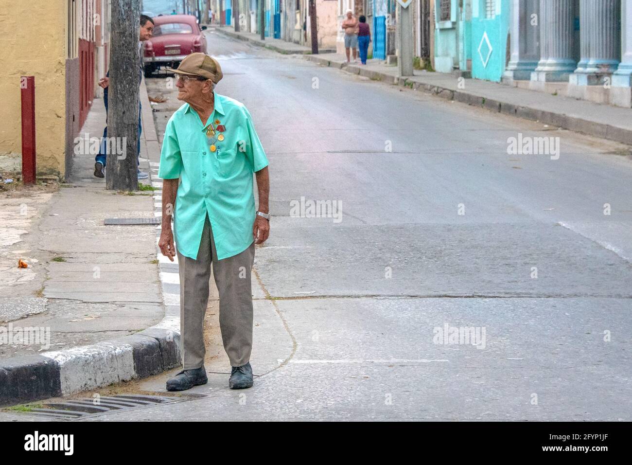 Santa Clara, Villa Clara, Cuba-January 6, 2019: Senior combatant or veteran of the Cuban Revolution walking to the Leoncio Vidal park where the Victor Stock Photo