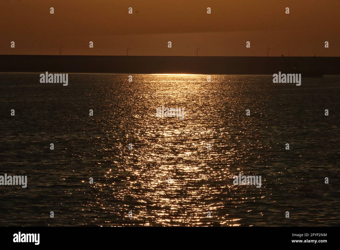 Sunset sky over shiny sea hi-res stock photography and images - Alamy