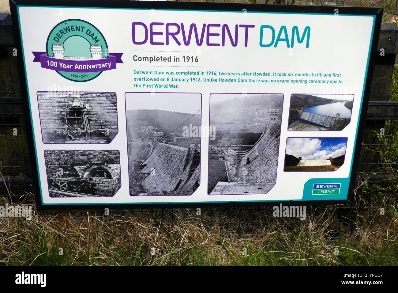 Sign explaining the construction of Derwent Reservoir and dam, Ladybower, Peak District, Derbyshire, UK Stock Photo