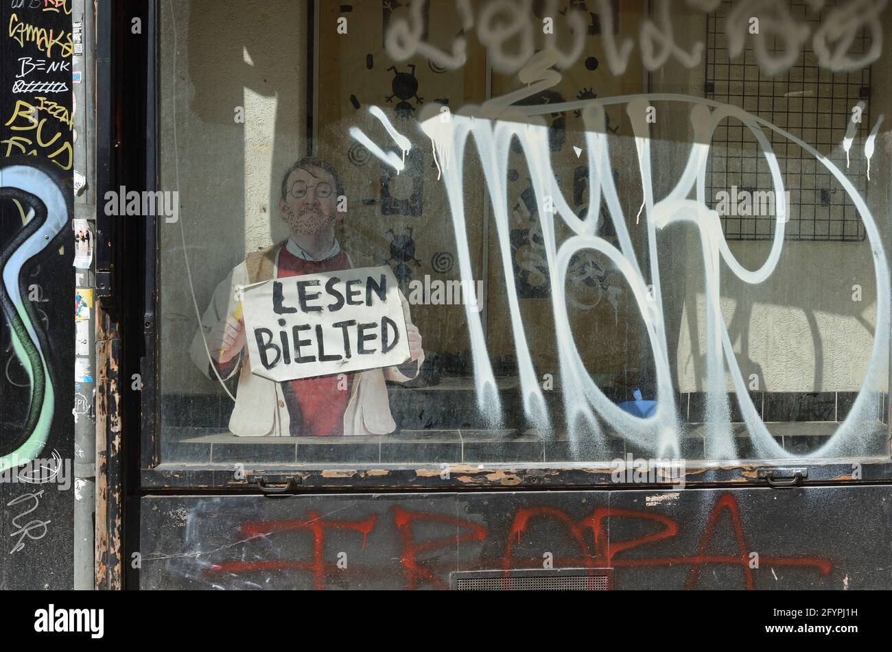 Vienna, Austria. Display of an abandoned shop in Neubaugasse in Vienna. Blackboard with the inscription 'Read Educates'. Stock Photo