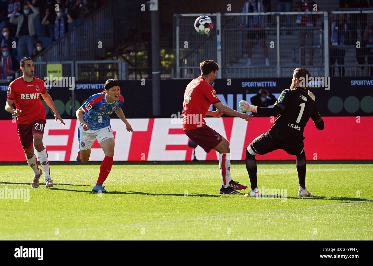 firo: 29.05.2021, Fuvuball, football: Relegation game back game to the 1.Bundesliga Holstein Kiel - 1.FC Kv? ln, Koeln Jae-sung Lee goal for the 1: 1 versus Timo Horn Stock Photo