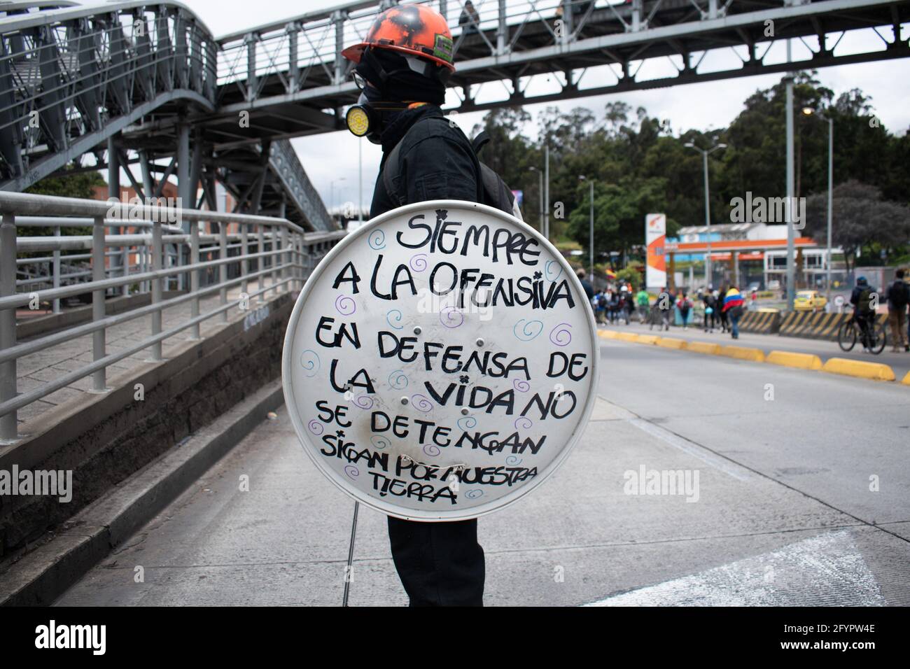 Bogota, Cundinamarca, Colombia. 28th May, 2021. a protester member of the so-called front line holds a shield that says: ''always on the offensive, in defense of life, do not stopon a new day of protests in BogotÃ¡ in the context of the month-long commemoration of the start of the national strike in Colombia against the Government of Ivan Duque, on March 28, 2021. Credit: Daniel Romero/LongVisual/ZUMA Wire/Alamy Live News Stock Photo