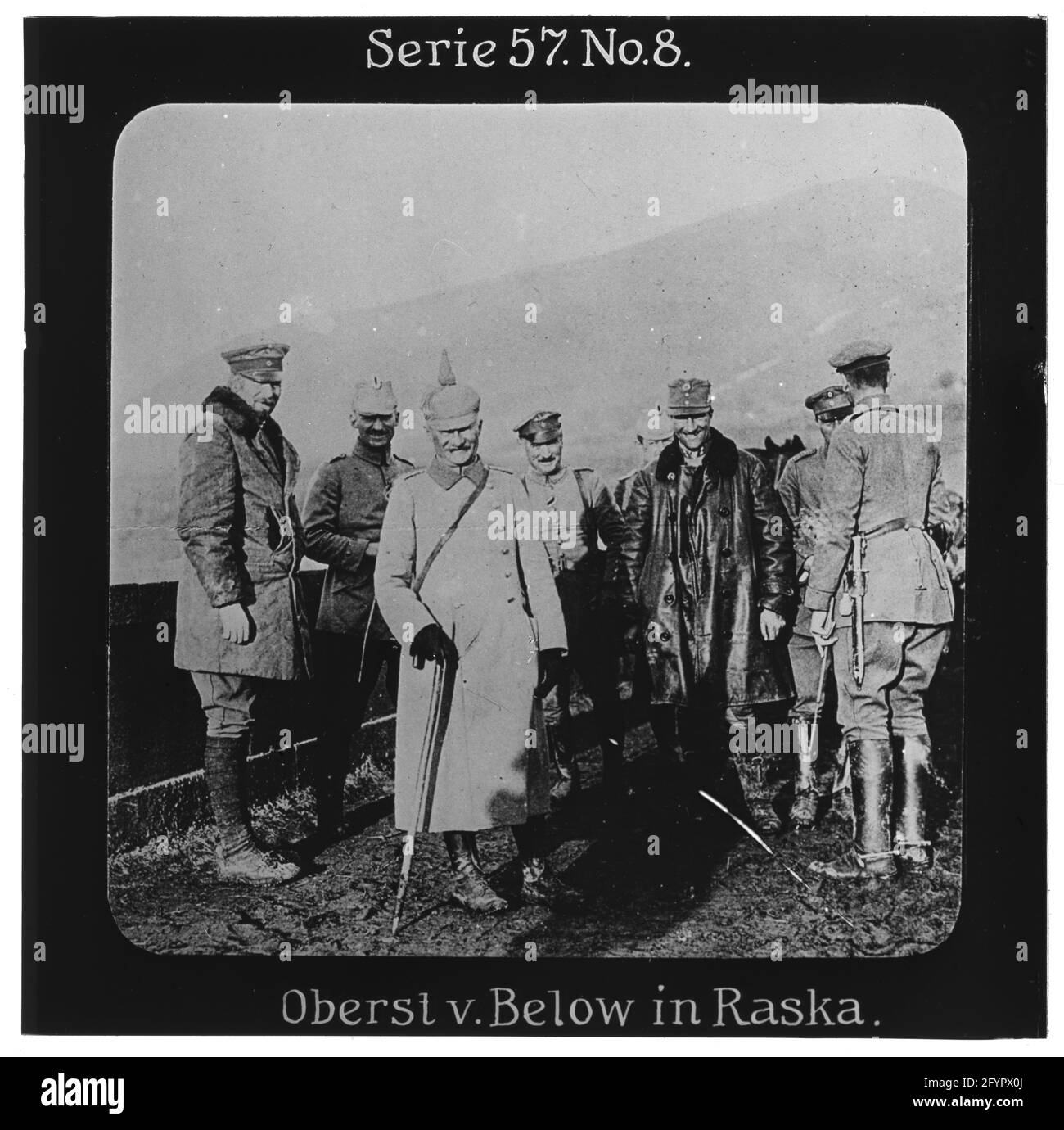 Projection für Alle - Die Eroberung Serbiens. Serie 57. No 8. Oberst v. Below in Raska. Ernst v. Below (1863-1955) kommandierte ab Oktober 1915 im Serbien-Feldzug die 2. Jäger-Brigade, die Gruppe Below. Sie verfolgte die Serben von Orșova  bis zur Grenze Montenegros. Die Firma „Projection für Alle“ wurde 1905 von Max Skladanowsky (1861-1939) gegründet. Sie produzierte bis 1928 fast 100 Serien zu je 24 Glasdias im Format 8,3 x 8,3 cm im sog. Bromsilber-Gelatine-Trockenplatten Verfahren. Die Serien umfassten Städte, Länder, Landschaften, Märchen und Sagen, das Alte Testament u. den 1. Weltkrieg. Stock Photo