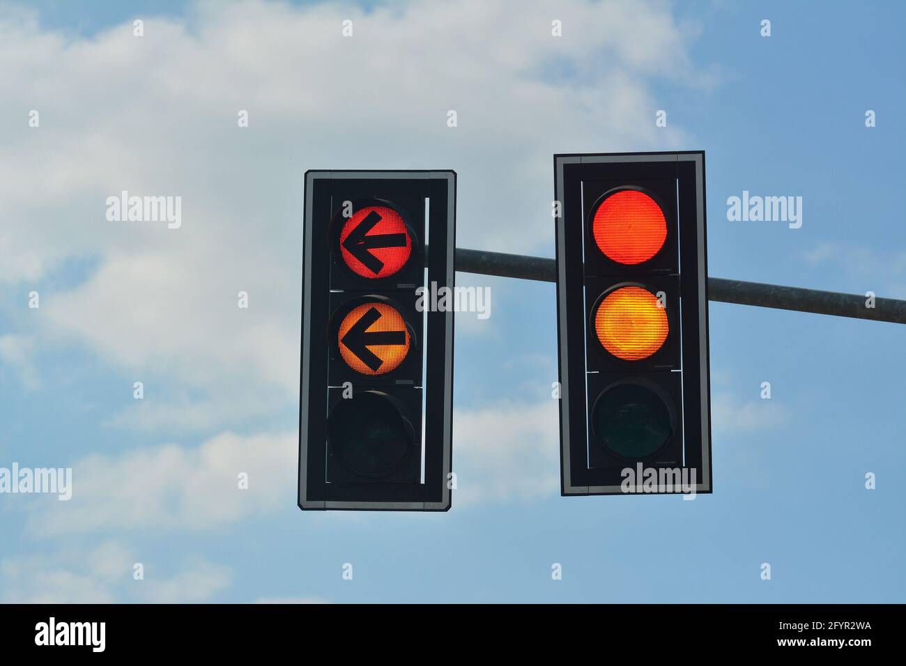Red traffic lights close up hi-res stock photography and images - Alamy