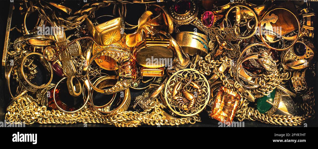 Pile of jewelry hi-res stock photography and images - Alamy