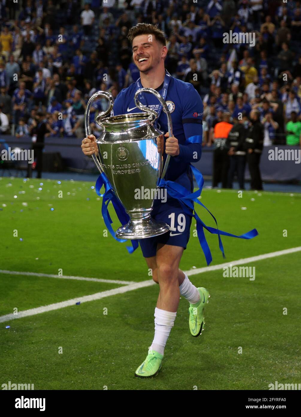 Chelsea's Mason Mount lifts the Trophy following victory over Chelsea in  the UEFA Champions League Final held at Estadio do Dragao in Porto,  Portugal. Picture date: Saturday May 29, 2021 Stock Photo - Alamy