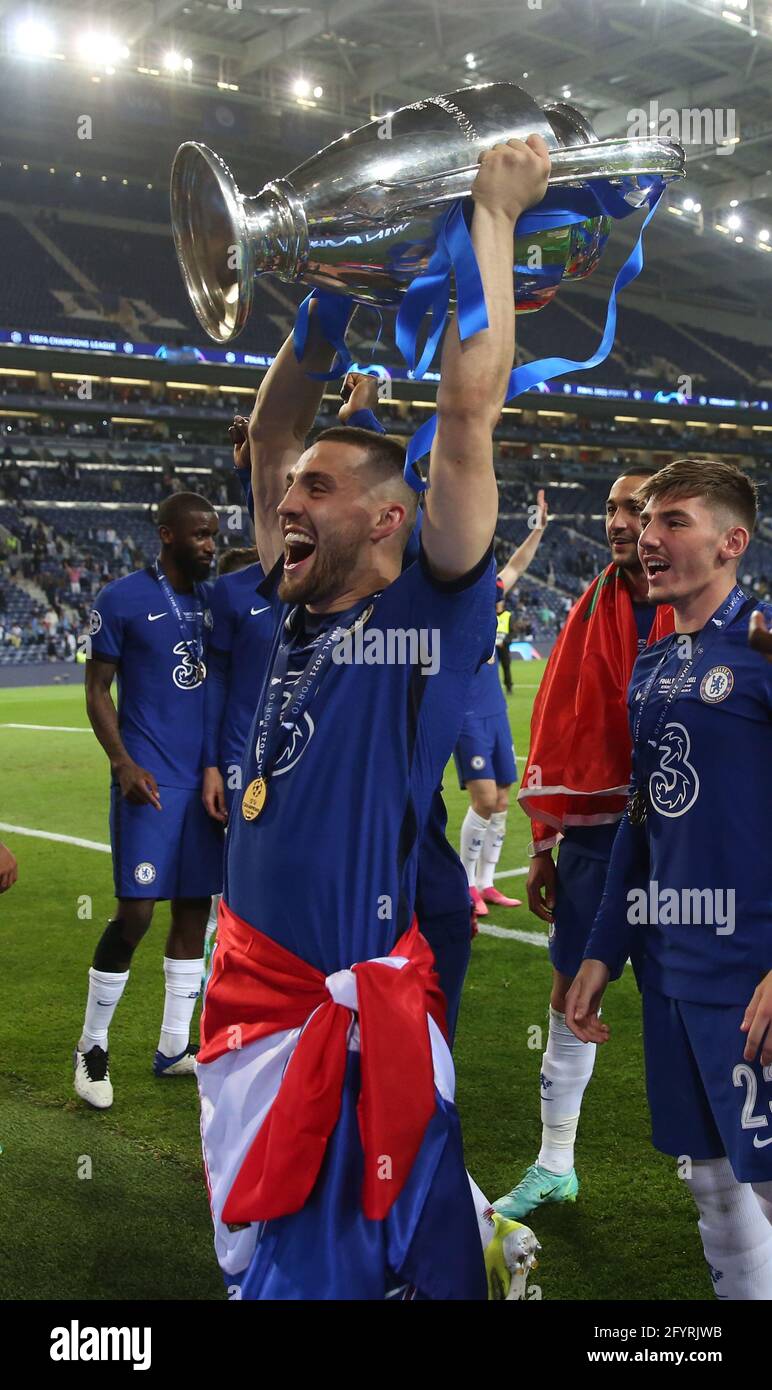 Porto Portugal 29th May 21 Mateo Kovacic Of Chelsea Lifts The Trophy During The Uefa Champions League Match At The Estadio Do Dragao Porto Picture Credit Should Read David Klein Sportimage