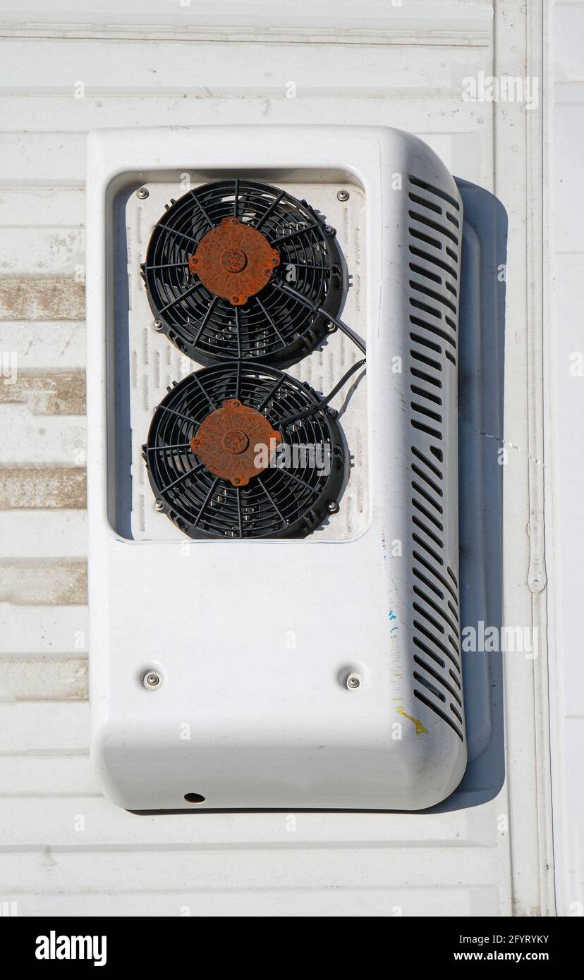 Air conditioning cooling system cold chain for food delivery attached