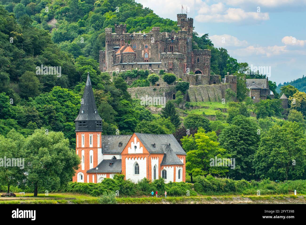 St Clements Kapelle and Burg Rheinstein, Trechtinghausen, Germany Stock Photo