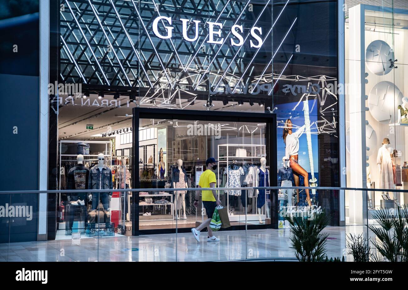 London, UK. 29th May, 2021. People walk past the Guess, an American clothing  brand and retailer shop in London. Credit: SOPA Images Limited/Alamy Live  News Stock Photo - Alamy