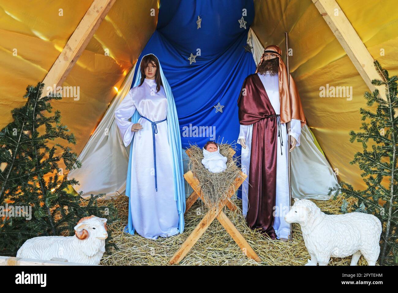 Holy family statue wood hi-res stock photography and images - Alamy