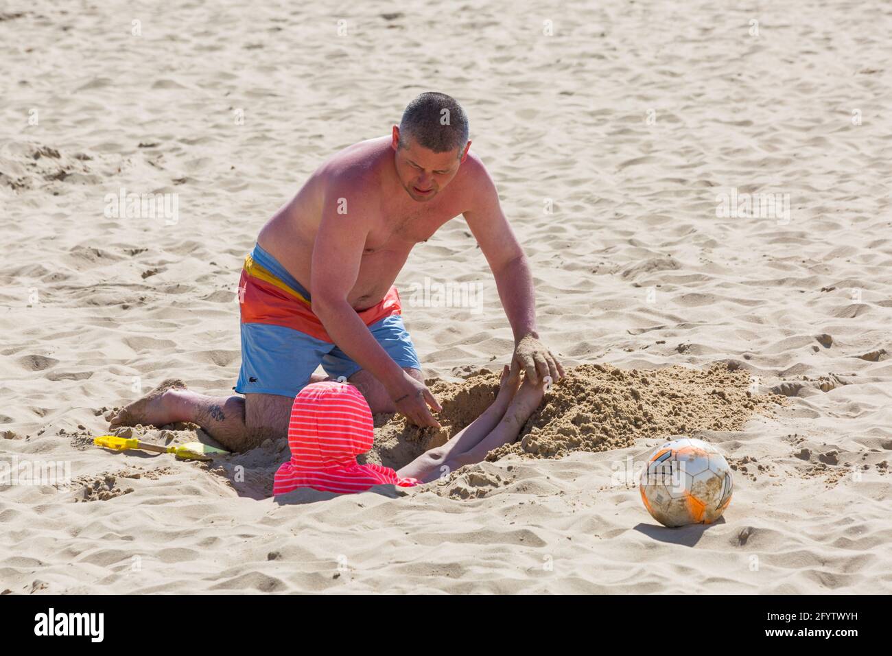 Bournemouth, Dorset UK. 30th May 2021. UK weather: hot and sunny at Bournemouth beaches, as people flock to the seaside to enjoy the sunshine for Bank Holiday Sunday, as more people take staycations because of restrictions on foreign travel due to Covid.  Credit: Carolyn Jenkins/Alamy Live News Stock Photo