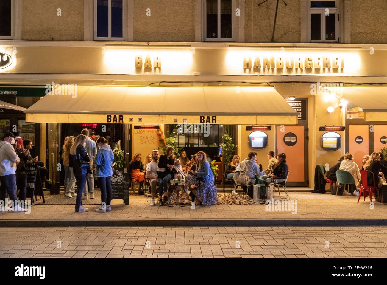 Situation am Wedekindplatz in Schwabing. Junge Menschen feiern in der Nacht vom 29. auf den 30. Mai 2021 in München auf den sog. Party Hotspots. Auf dem Professor-Huber-Platz gab es einen Polizeieinsatz. Das USK führte zahlreiche Identitätsfeststellungen durch. * Situation at Wedekindplatz in Schwabing. Young people party during the night between May 29 and May 30, 2021 in the so called Party-hotspots in Munich, Germany. At Professor-Huber-Platz the special unit of the police USK controlled several identities. (Photo by Alexander Pohl/Sipa USA) Credit: Sipa USA/Alamy Live News Stock Photo