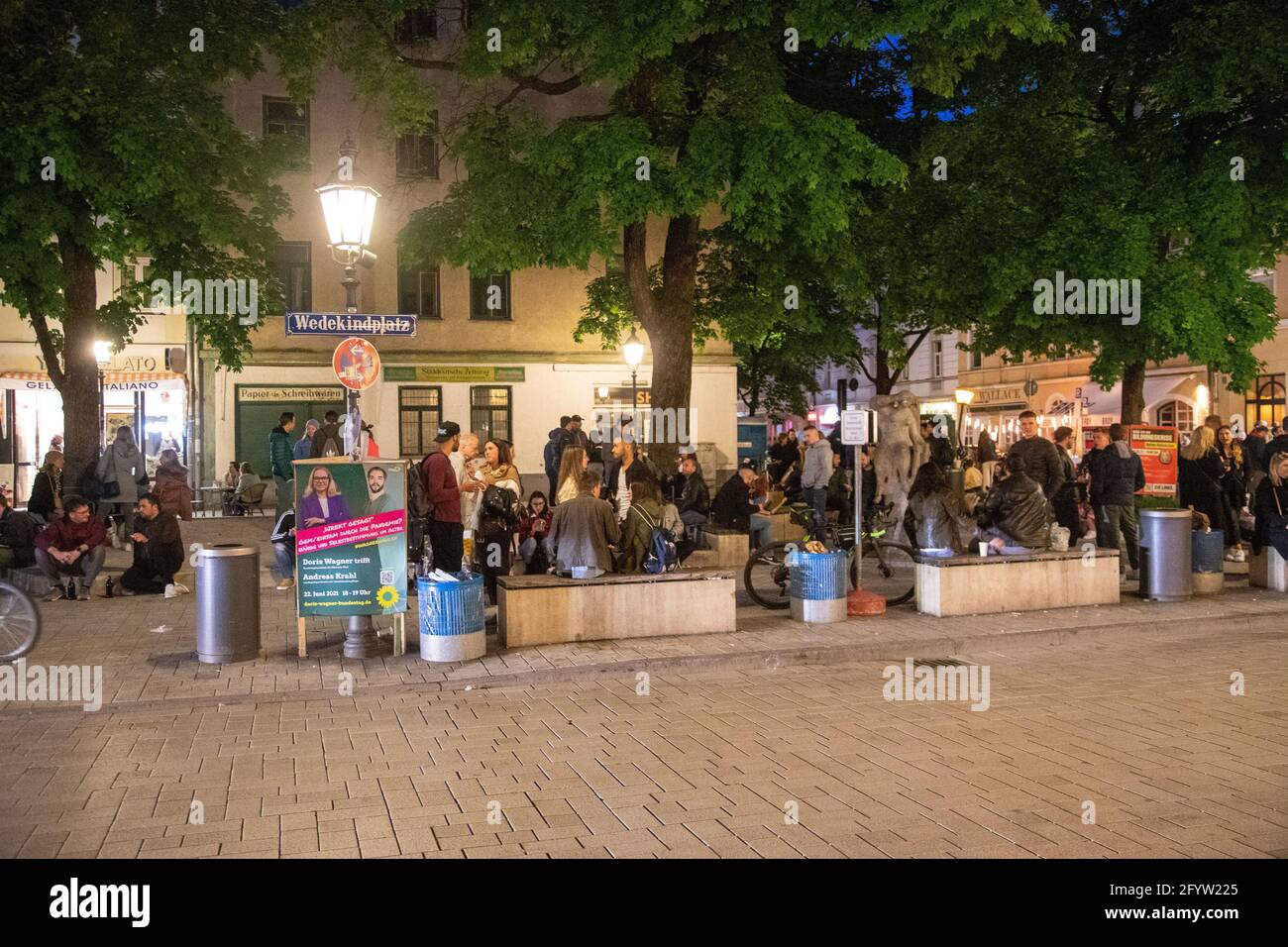 Situation am Wedekindplatz in Schwabing. Junge Menschen feiern in der Nacht vom 29. auf den 30. Mai 2021 in München auf den sog. Party Hotspots. Auf dem Professor-Huber-Platz gab es einen Polizeieinsatz. Das USK führte zahlreiche Identitätsfeststellungen durch. * Situation at Wedekindplatz in Schwabing. Young people party during the night between May 29 and May 30, 2021 in the so called Party-hotspots in Munich, Germany. At Professor-Huber-Platz the special unit of the police USK controlled several identities. (Photo by Alexander Pohl/Sipa USA) Credit: Sipa USA/Alamy Live News Stock Photo