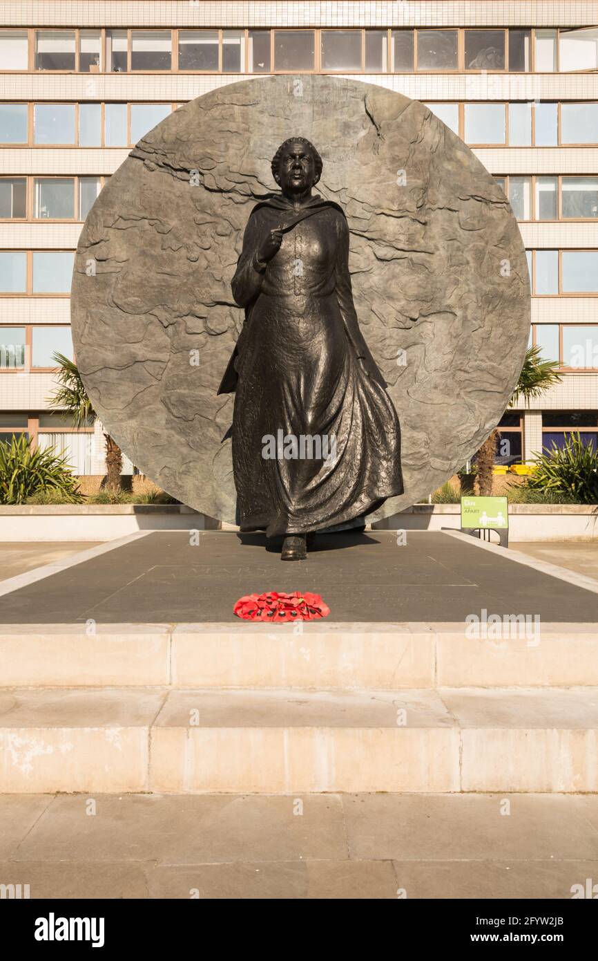 A bronze statue to the Crimean War heroine Mary Seacole by Martin Jennings, outside St Thomas’ Hospital in central London, England, U.K. Stock Photo