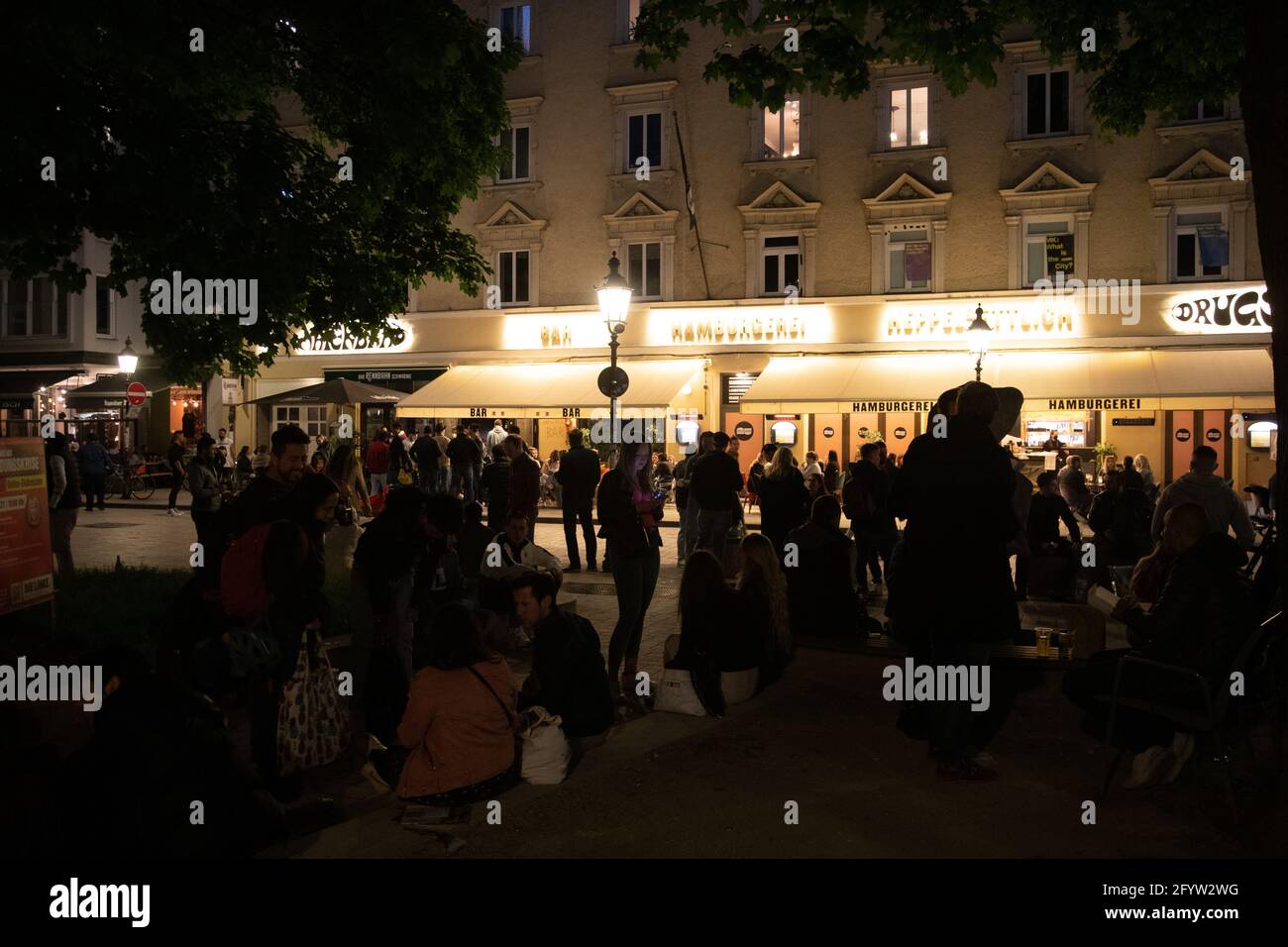 Situation am Wedekindplatz in Schwabing. Junge Menschen feiern in der Nacht vom 29. auf den 30. Mai 2021 in München auf den sog. Party Hotspots. Auf dem Professor-Huber-Platz gab es einen Polizeieinsatz. Das USK führte zahlreiche Identitätsfeststellungen durch. * Situation at Wedekindplatz in Schwabing. Young people party during the night between May 29 and May 30, 2021 in the so called Party-hotspots in Munich, Germany. At Professor-Huber-Platz the special unit of the police USK controlled several identities. (Photo by Alexander Pohl/Sipa USA) Credit: Sipa USA/Alamy Live News Stock Photo