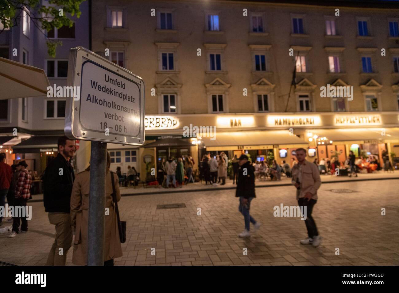 Alkoholverbotsschild am Wedekindplatz in Schwabing. Junge Menschen feiern in der Nacht vom 29. auf den 30. Mai 2021 in München auf den sog. Party Hotspots. Auf dem Professor-Huber-Platz gab es einen Polizeieinsatz. Das USK führte zahlreiche Identitätsfeststellungen durch. * The consumption of alcohol is forbidden at Wedekindplatz in Schwabing. Young people party during the night between May 29 and May 30, 2021 in the so called Party-hotspots in Munich, Germany. At Professor-Huber-Platz the special unit of the police USK controlled several identities. (Photo by Alexander Pohl/Sipa USA) Stock Photo