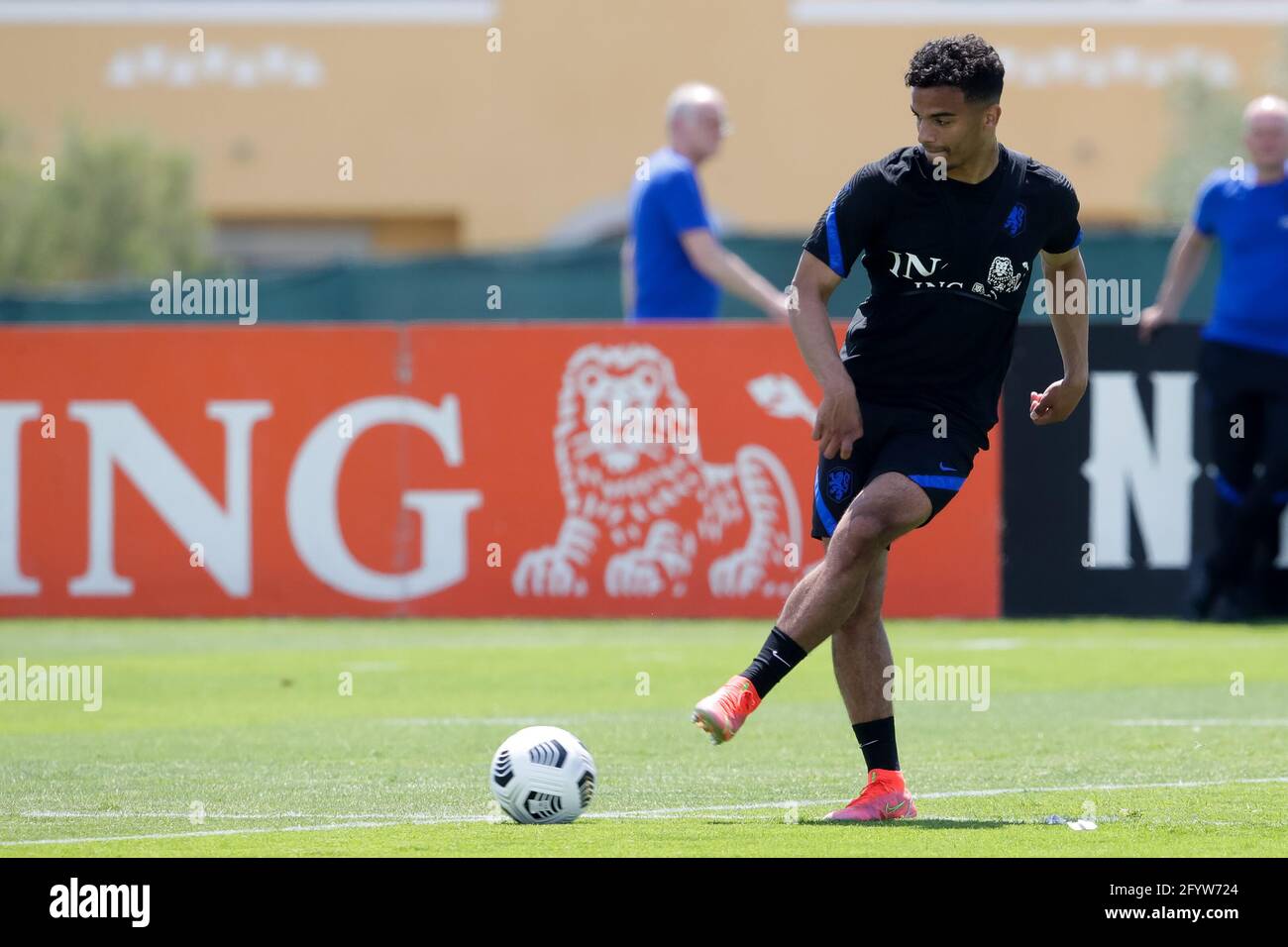 30-05-2021: Voetbal: Training Nederlands Elftal: Lagos LAGOS, PORTUGAL -  MAY 30: Owen Wijndal of the Netherlands passes the ball during a Training  Session of the Netherlands at the Cascade Resort on May