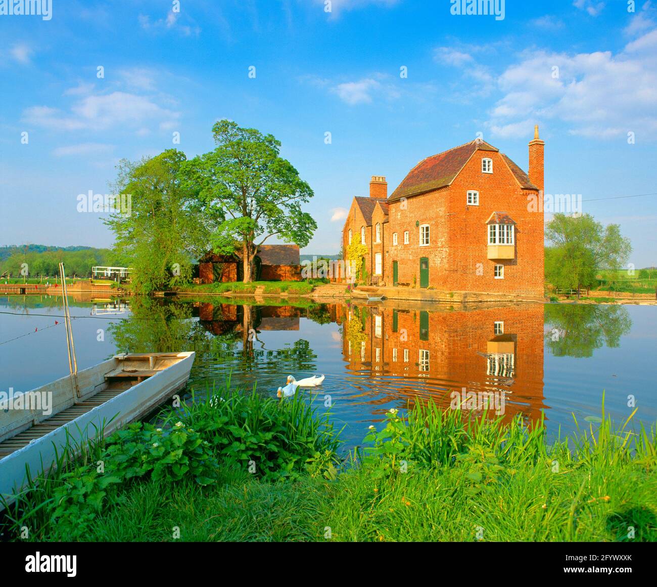 UK, England, Hereford & Worcester, Fladbury, Cropthorne Mill, spring