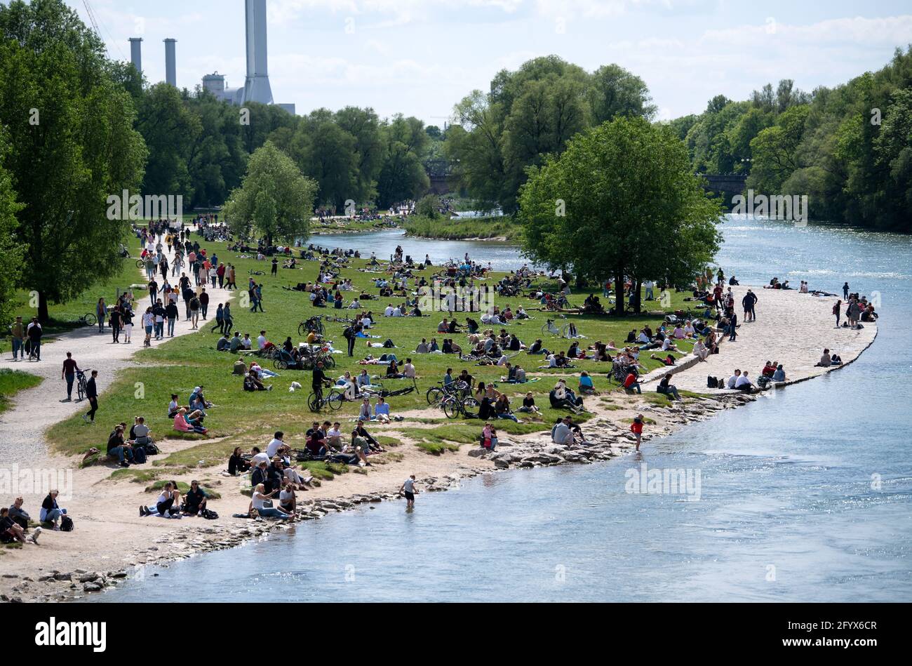 Munich, Germany. 30th May, 2021. Numerous people enjoy the beautiful and  sunny weather on the banks of the Isar. Credit: Sven Hoppe/dpa/Alamy Live  News Stock Photo - Alamy