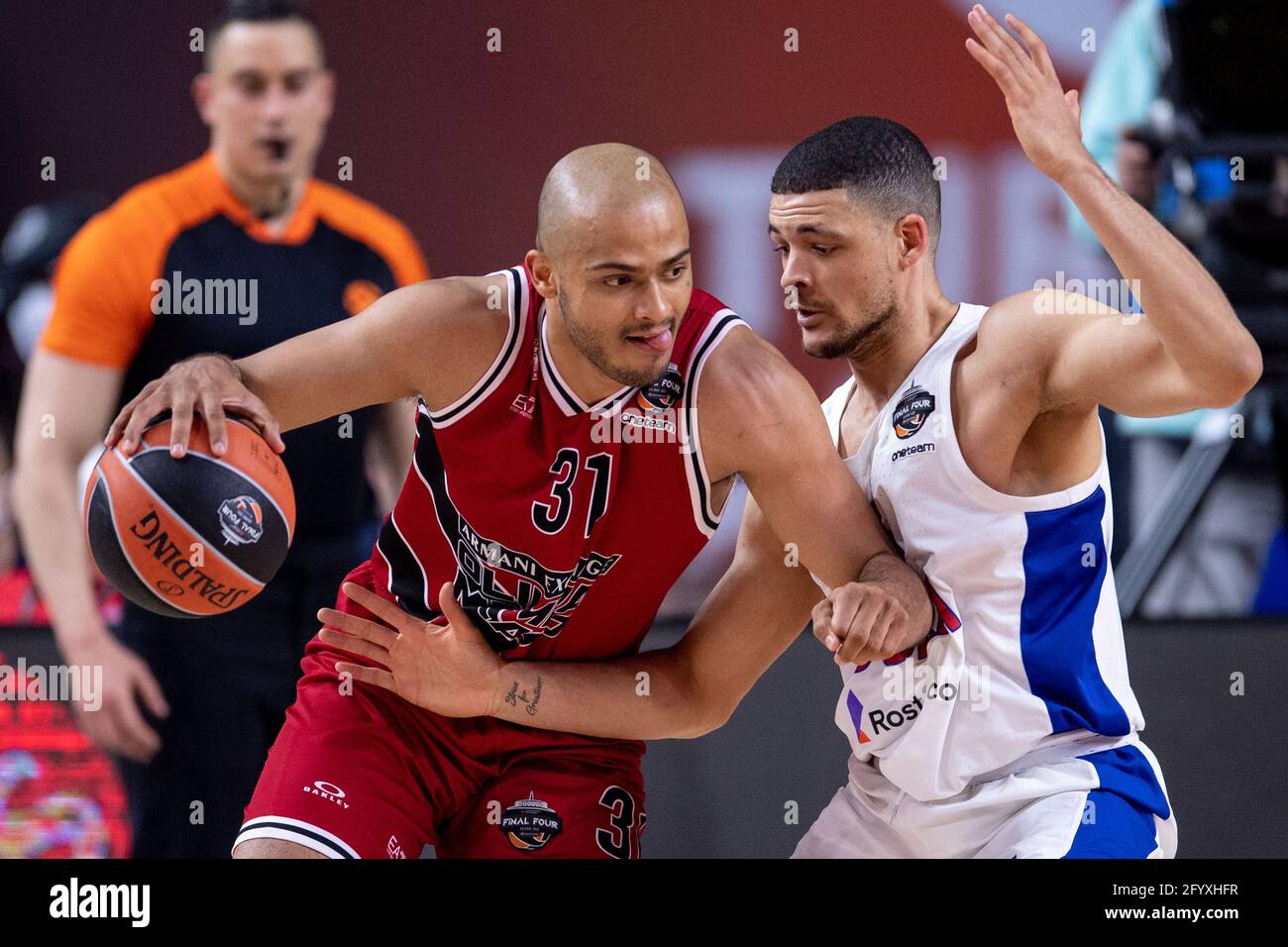 Cologne, Germany. 30th May, 2021. Basketball: Euroleague, Final Four, 3rd  place match, ZSKA Moscow - Olimpia Milan. Milan's Shavon Shields (l) and  Moscow's Iffe Lundberg fight for the ball. Credit: Marius Becker/dpa/Alamy