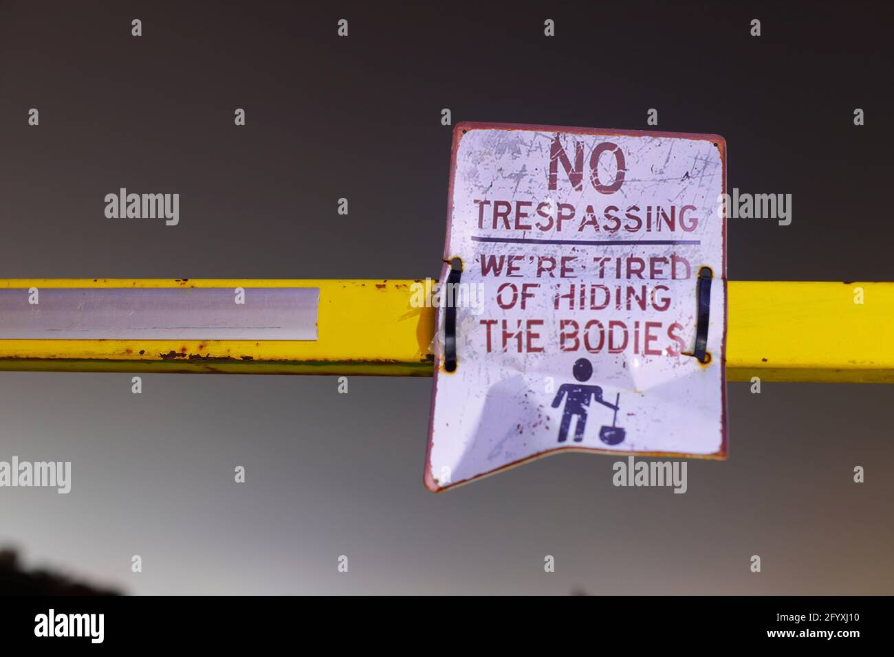 Targa Metallica Vintage Shabby Chic - No Trespassing We're Tired Of Hiding The Bodies - Decorazione Da Parete