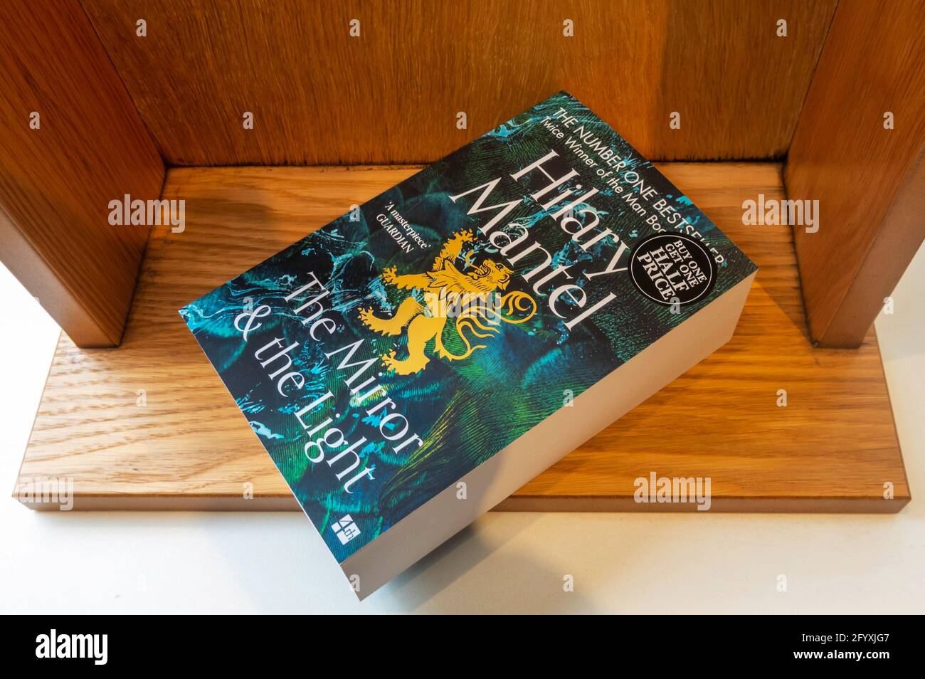 Hilary Mantel's (912 pages) The Mirror & the Light paperback edition on  special offer in a book store Stock Photo - Alamy