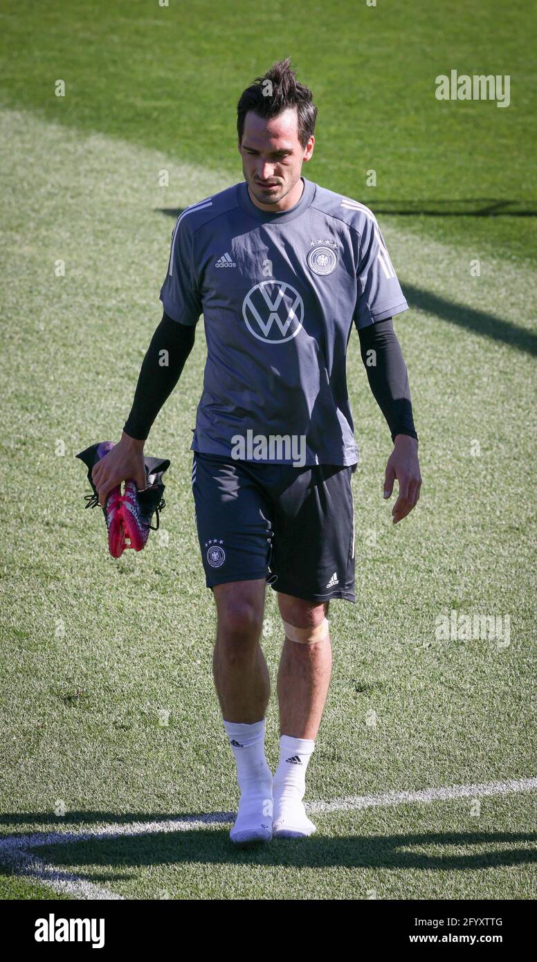 Seefeld, Austria. 30th May, 2021. Football: National team, training camp,  training: Mats Hummels walks across the pitch on socks after training.  Credit: Christian Charisius/dpa - IMPORTANT NOTE: In accordance with the  regulations