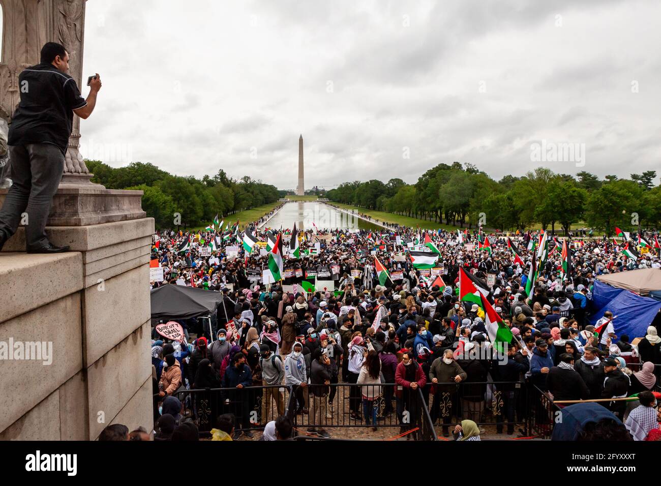 Washington, DC, USA, May 29, 2021.  Pictured: Over 5000 people attend the National March for Palestine at the Lincoln Memorial.  Thousands of people from the eastern half of the United States came to Washington to participate in the march.  American Muslims for Palestine and the US Council of Muslim Organizations co-hosted the event with 7 partnering organizations, and an additional 109 organizations endoresed the march.  Credit: Allison Bailey / Alamy Live News Stock Photo