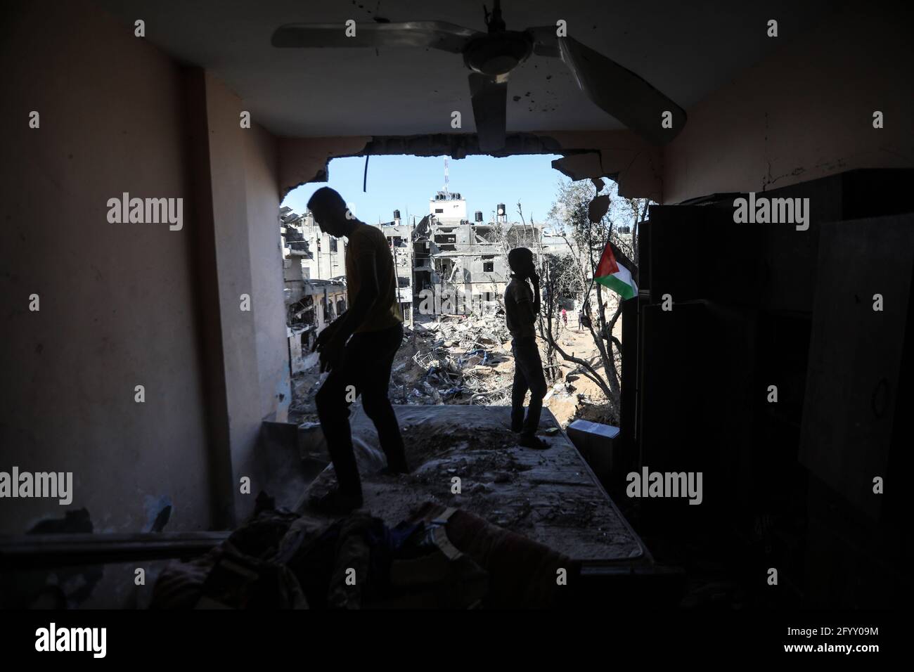 Many people and families lost their homes to the destruction by Israeli airstrikes. There is a ceasefire in place, but many are left homeless. Northern Gaza Strip, Gaza City. Stock Photo