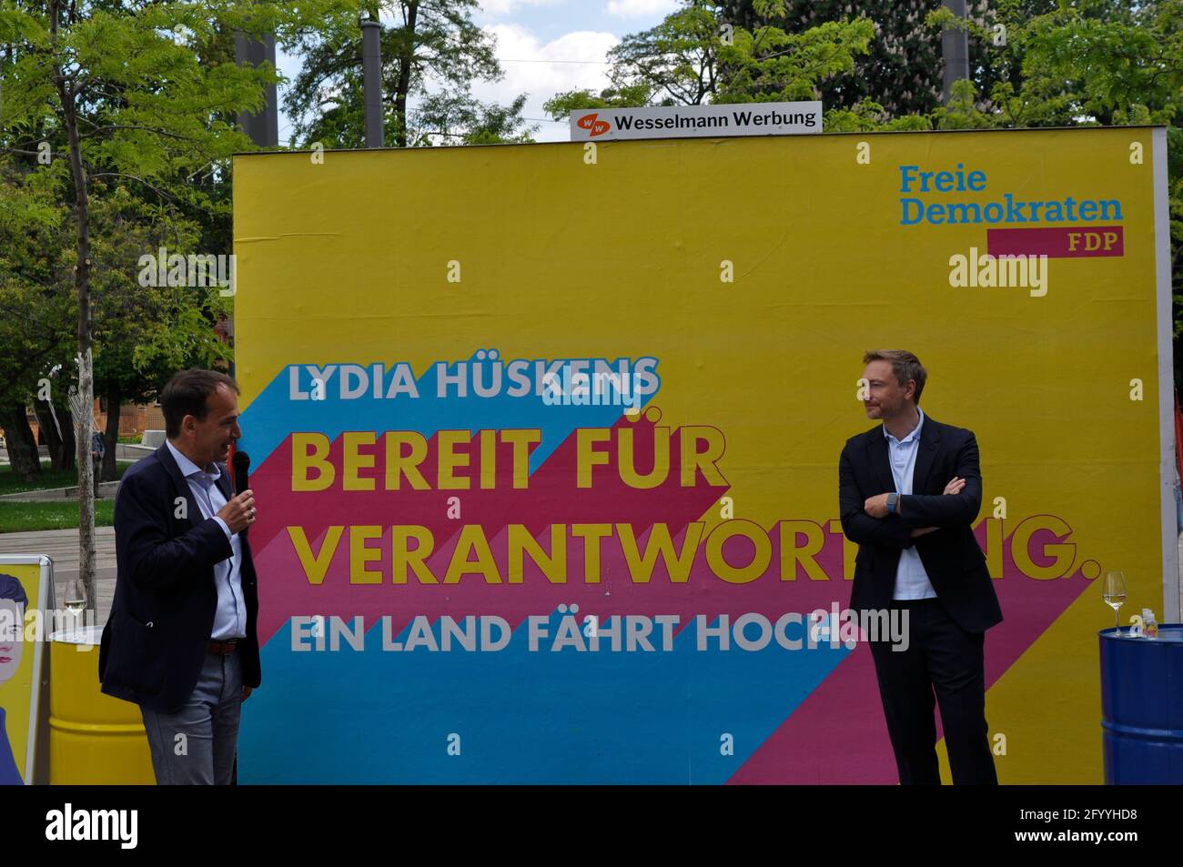 Andreas Silbersack und FDP-Bundeschef Christian Lindner bei einer Wahlkampfveranstaltung am Steintor-Platz am 30.5.2021 in Halle (Saale) Stock Photo