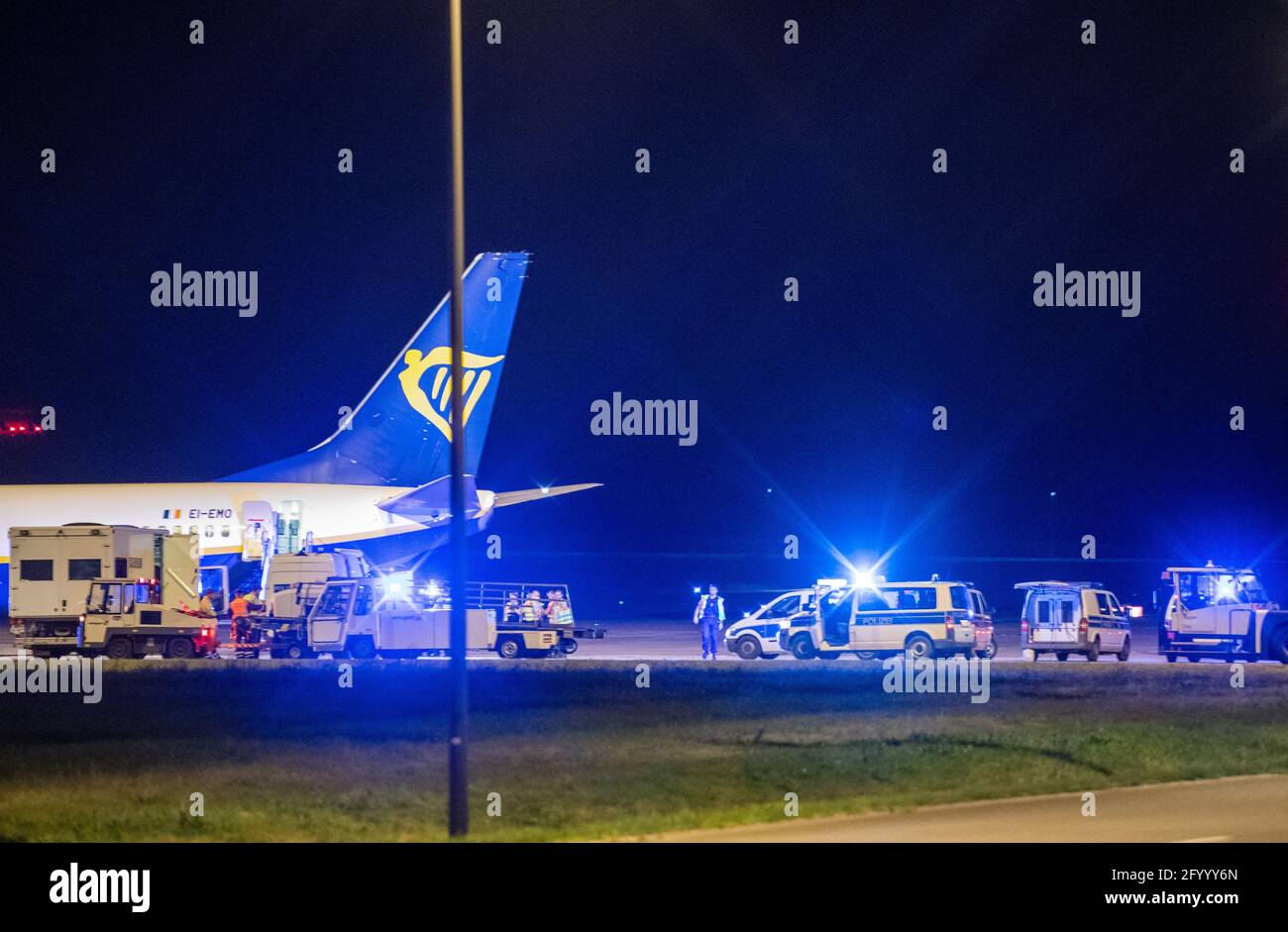 Berlin Germany 30th May 21 Federal Police Check The Aircraft After An Unscheduled Landing Of A Ryanair Plane At Berlin S Capital Airport Ber Credit Christophe Gateau Dpa Alamy Live News Stock Photo Alamy