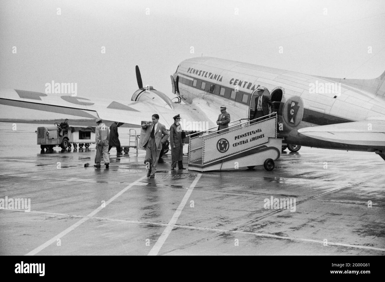 Passengers boarding a plane on a rainy day at the municipal airport in Washington, DC, July 1941 Stock Photo