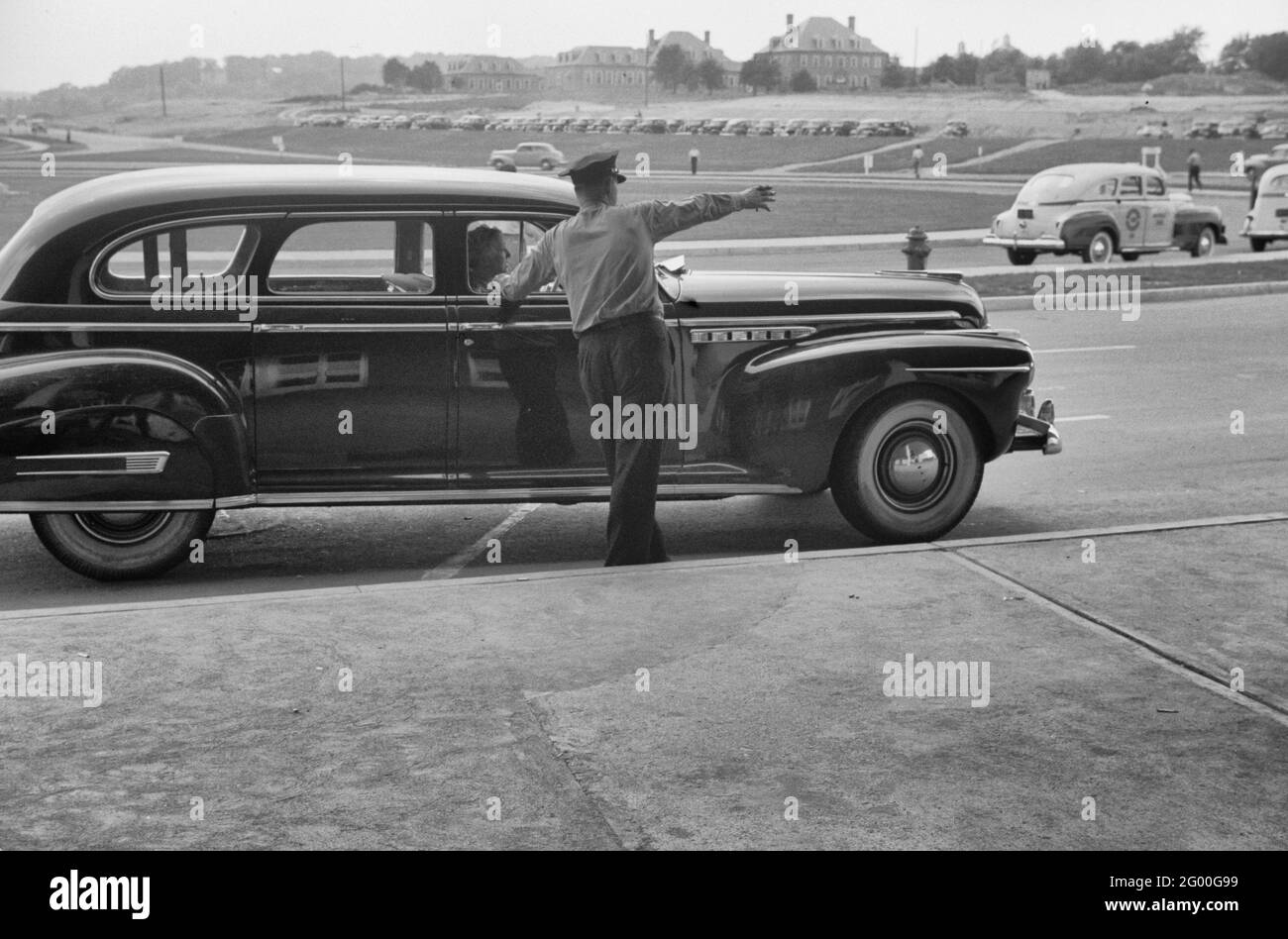 Getting directions from a policeman at the municipal airport in Washington, DC, July 1941 Stock Photo